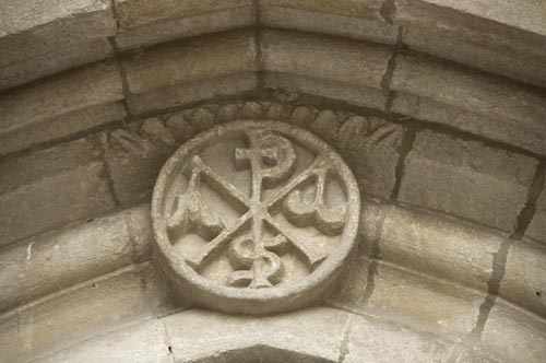 Crismón de la portada occidental de la iglesia de Irantzu